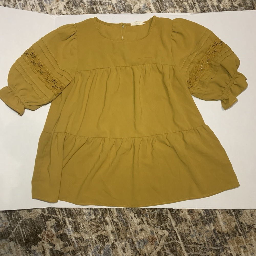 Entro‎ Yellow Tiered Blouse With Puff Sleeve and Lace Accent Size Medium